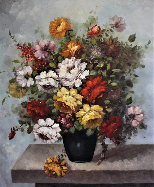 Nature morte d'un bouquet de fleurs dans un vase noir