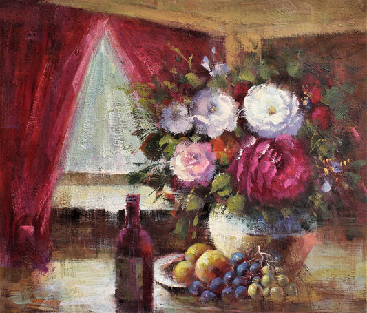Nature morte de raisins, d'une bouteille et d'un vase rempli de fleurs