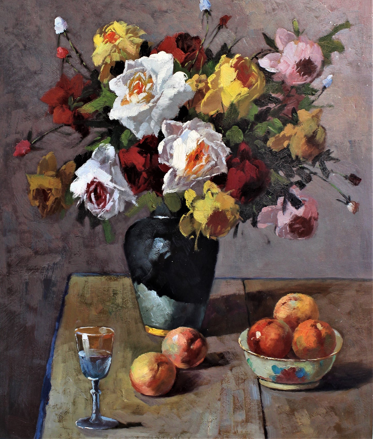 Nature morte de fleurs colorées, de fruits et d'un verre sur une table