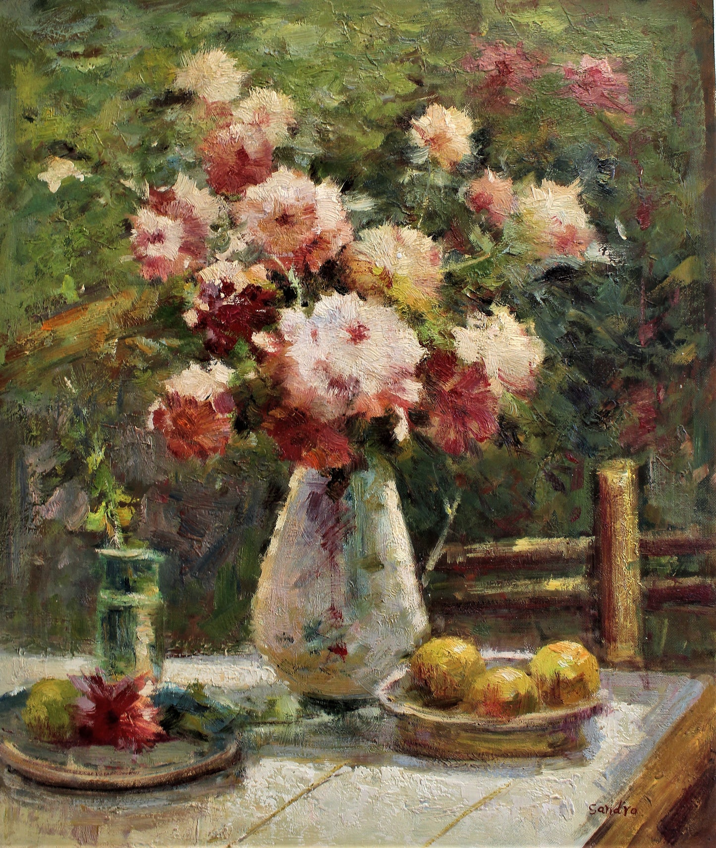 Nature morte de fleurs roses et de citrons dans un bol