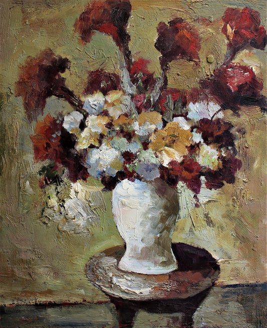 Nature morte de fleurs blanches et rouges dans un vase blanc