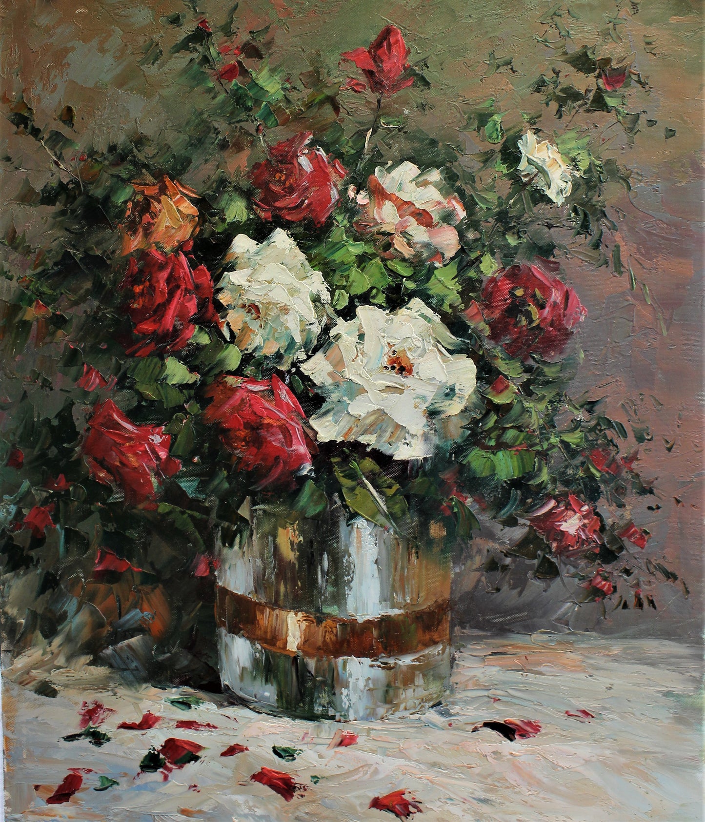 Nature morte de fleurs rouges et blanches dans un vase métallique