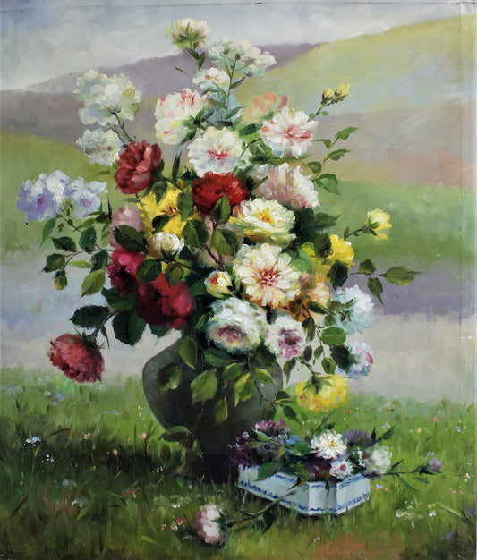 Nature morte d'une composition florale dans un vase sur une colline