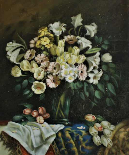 Nature morte de fleurs de couleur claire dans un vase en verre