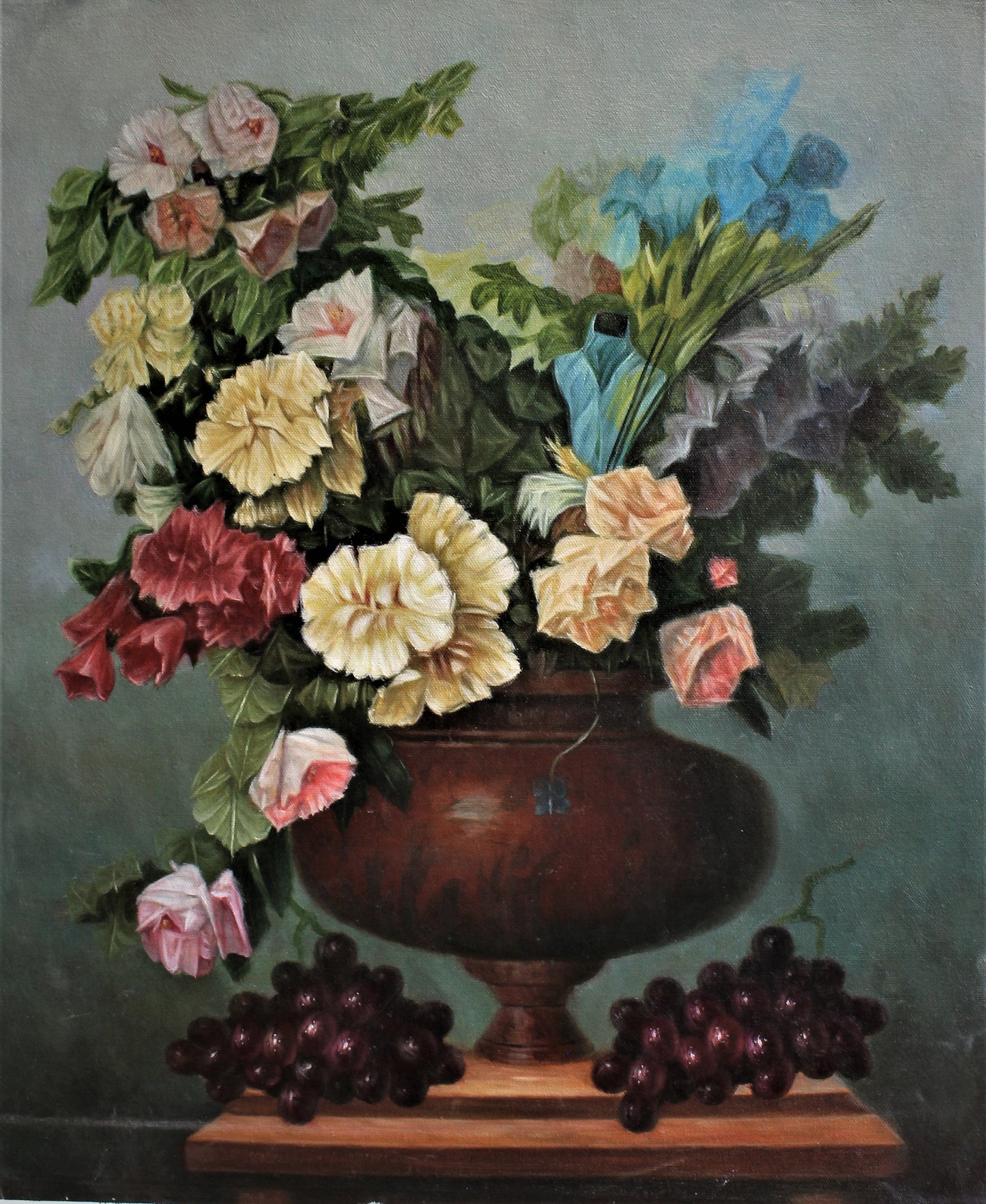 Nature morte de fleurs dans un vase unique et de raisins