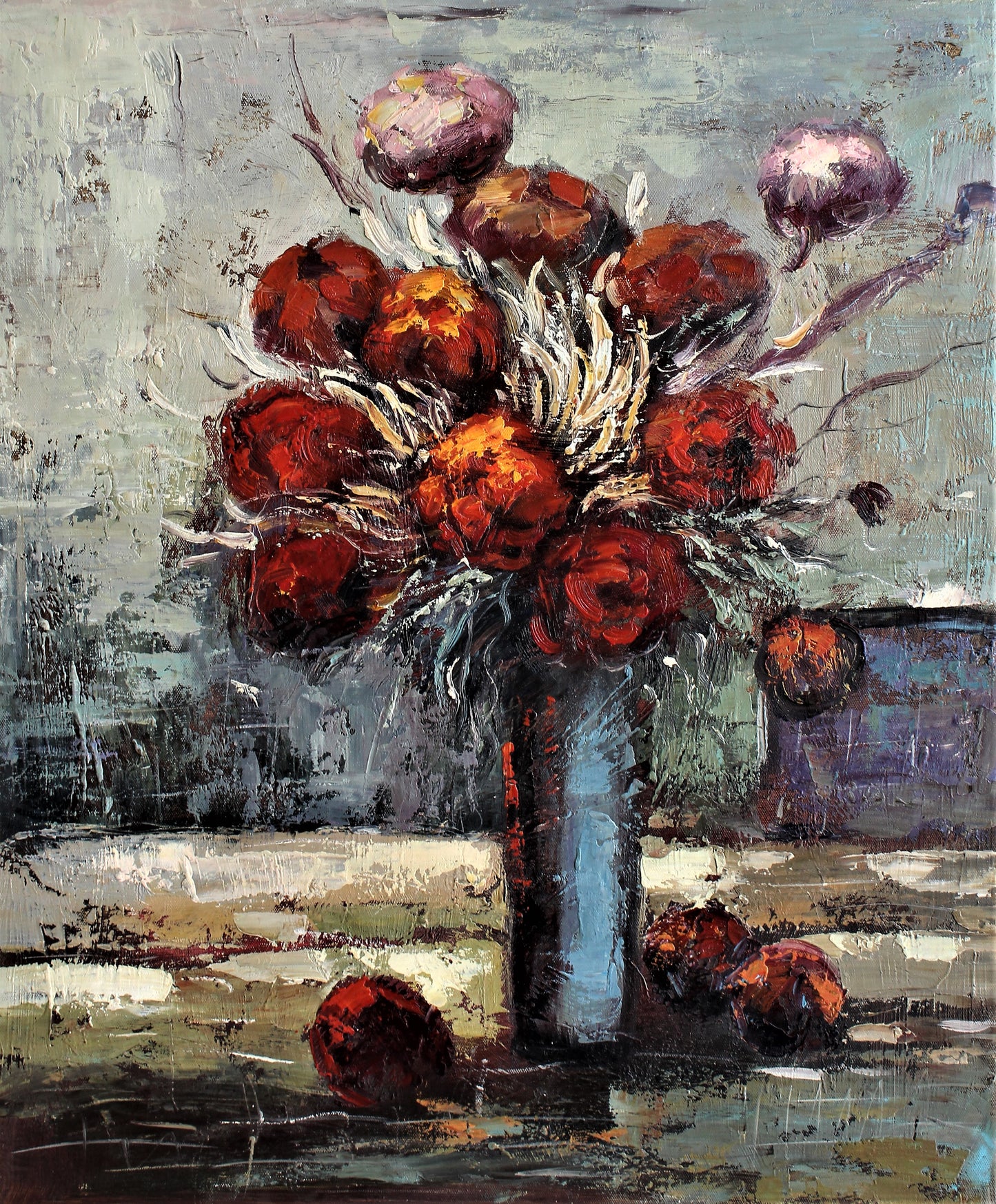 Nature morte de fleurs rouges dans un vase bleu