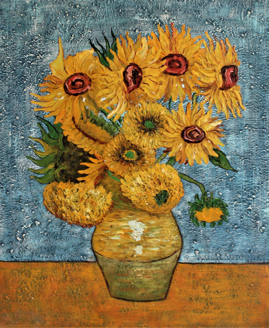 Nature morte de tournesols dans un vase en argile sur fond bleu