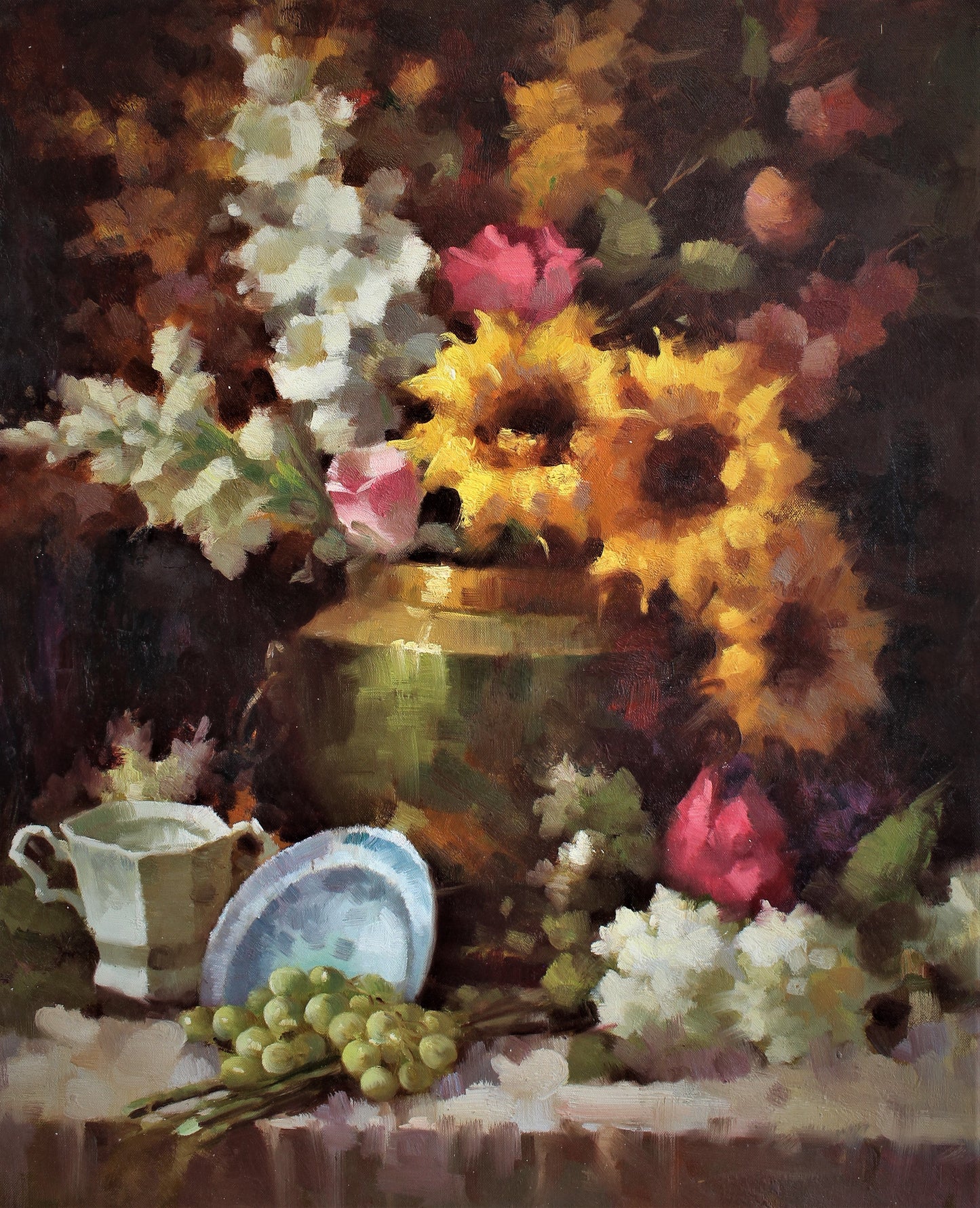 Nature morte de raisins, d'une tasse de thé et de fleurs dans un vase doré et vert