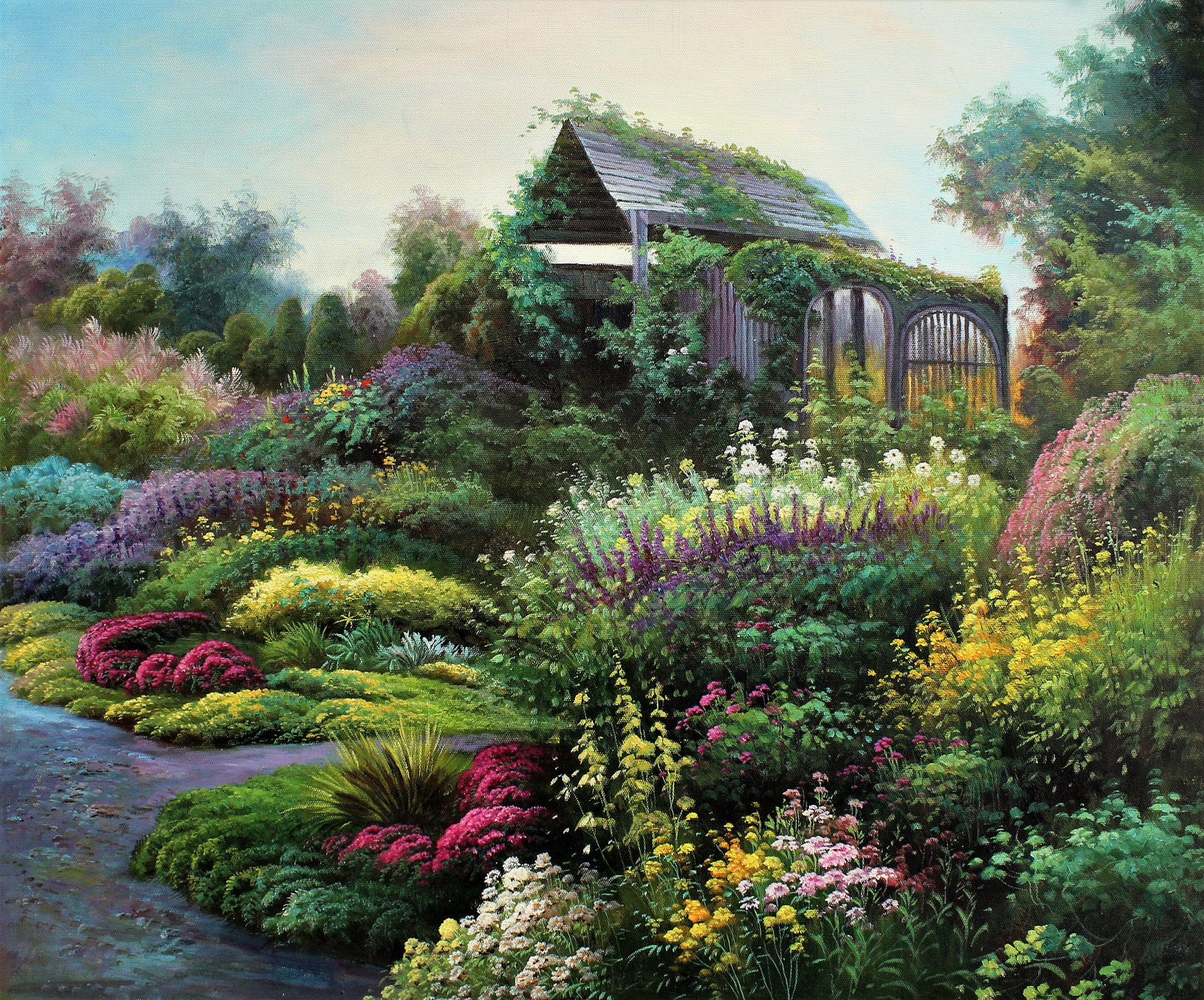 Jardin avec des fleurs et une serre