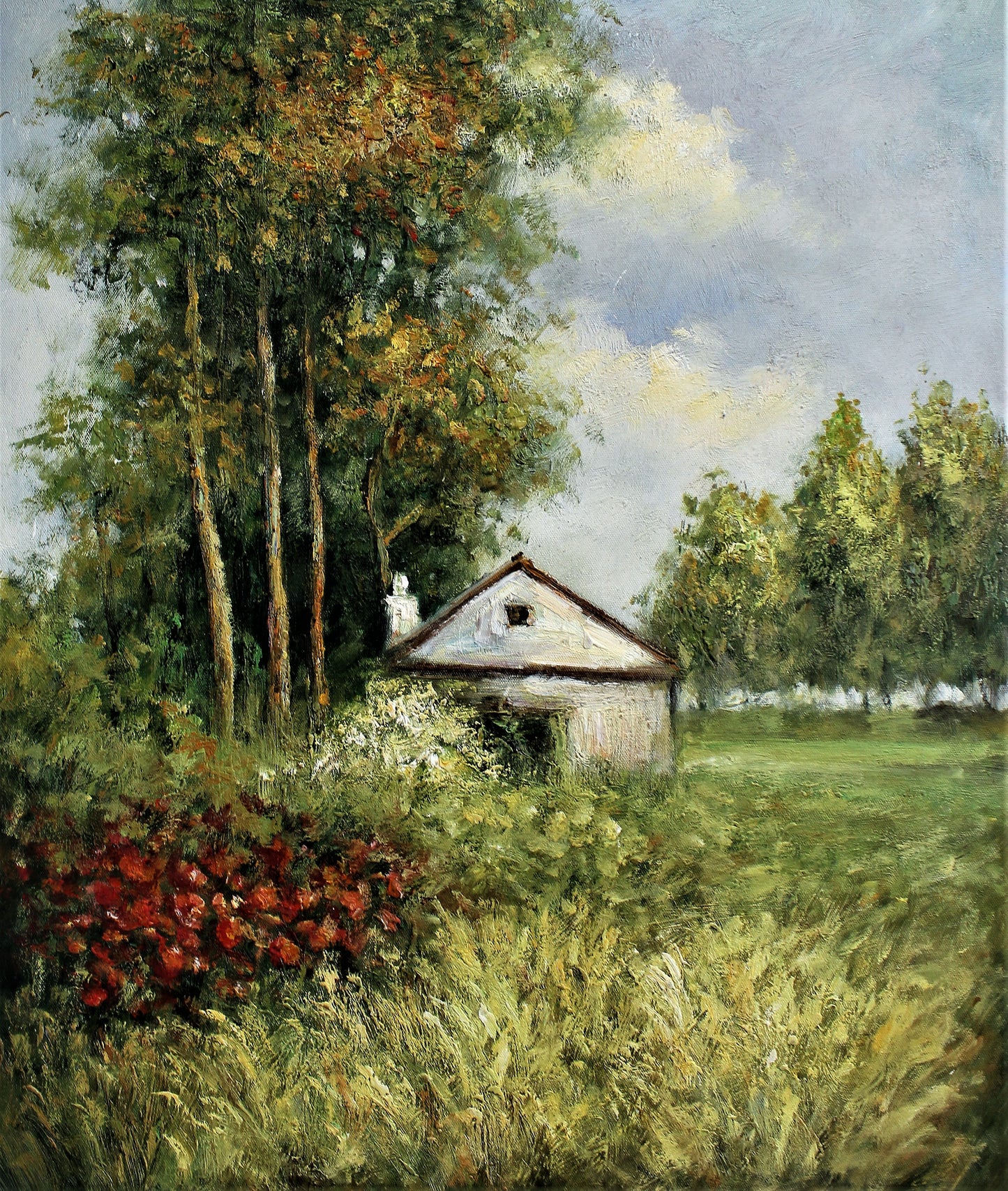 Champ avec des arbres et une petite maison blanche