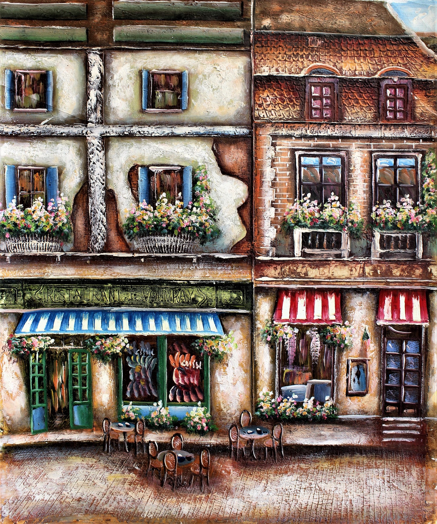Petit café de rue avec tables à l'extérieur