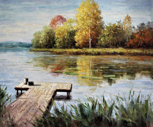 Quai sur un lac avec des nénuphars