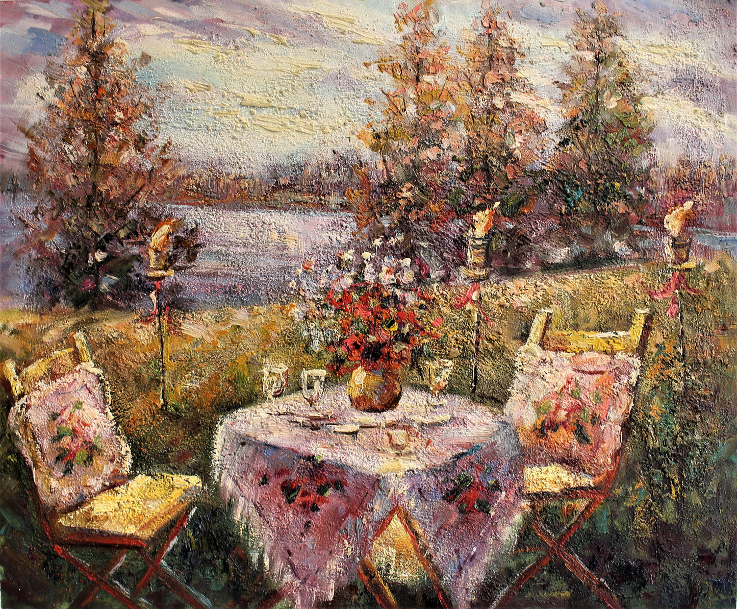Table pour deux avec torches au bord d'un lac
