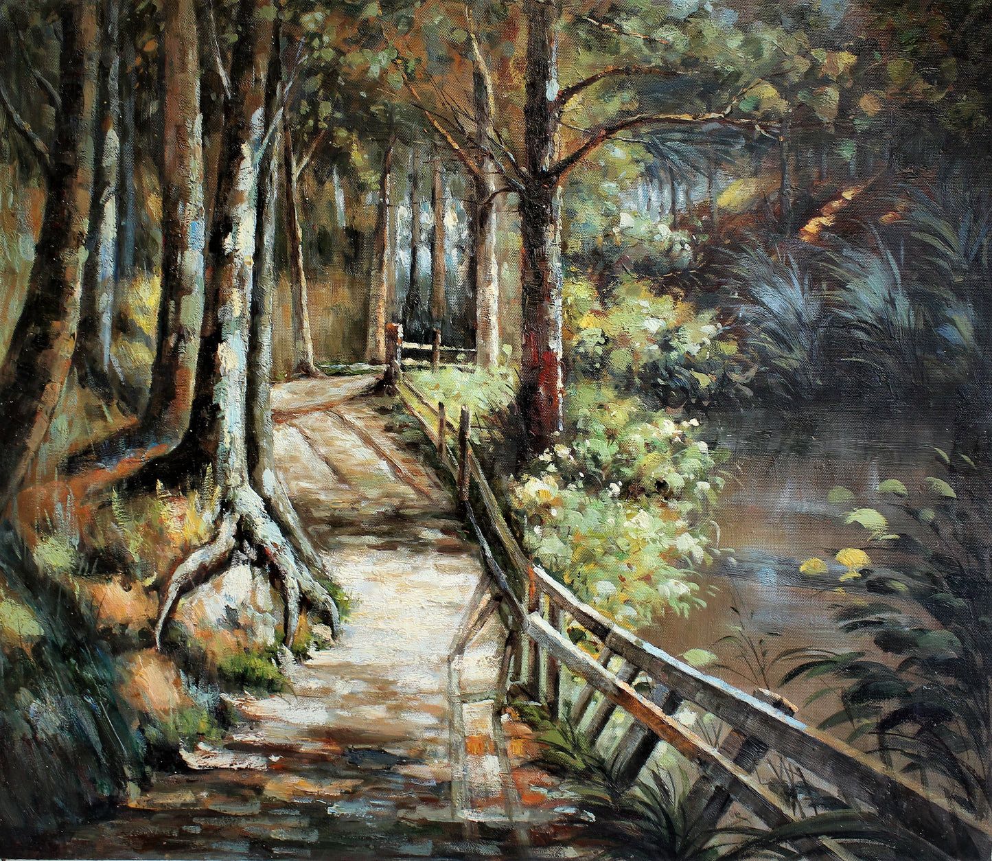 Sentier et clôture à travers une forêt ensoleillée