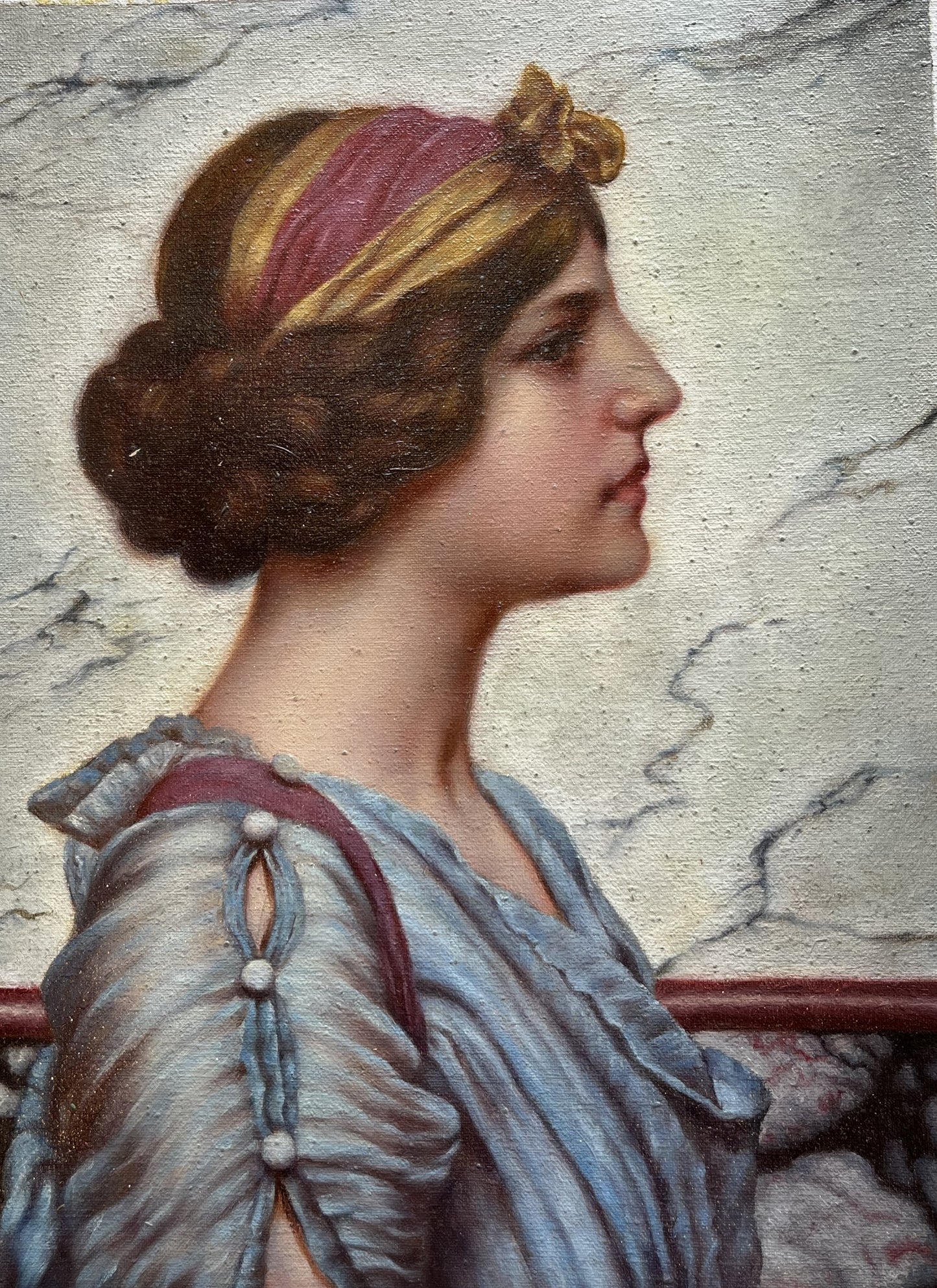 Portrait de profil d'une femme avec un bandeau